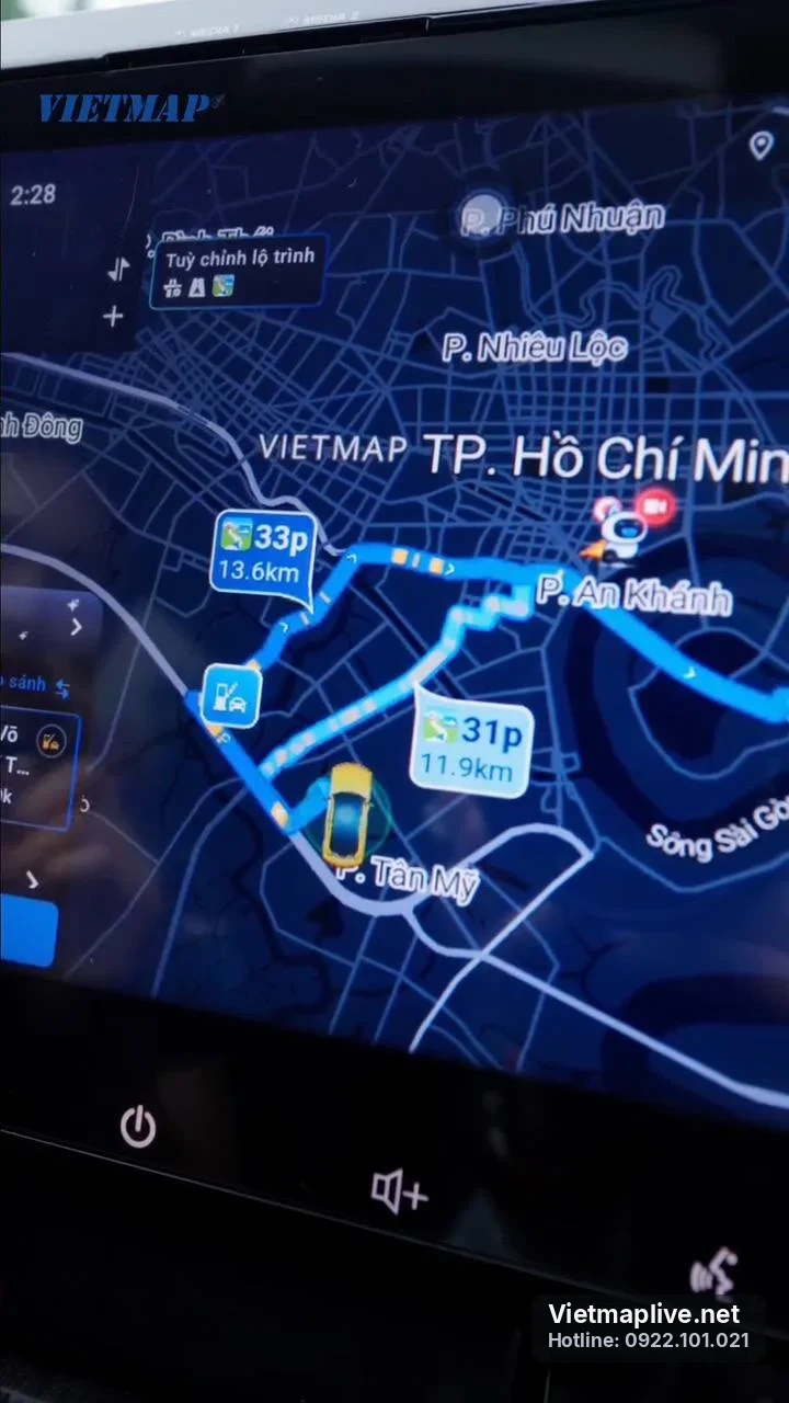 Người dùng tương tác với gợi ý lộ trình trên màn hình VietMap Live