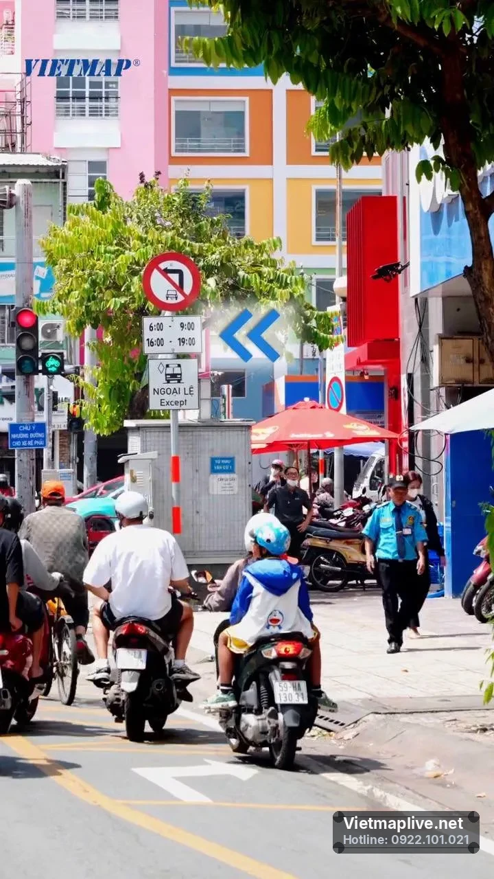 Biển báo cấm rẽ với thời gian hiệu lực cụ thể tại ngã tư đô thị