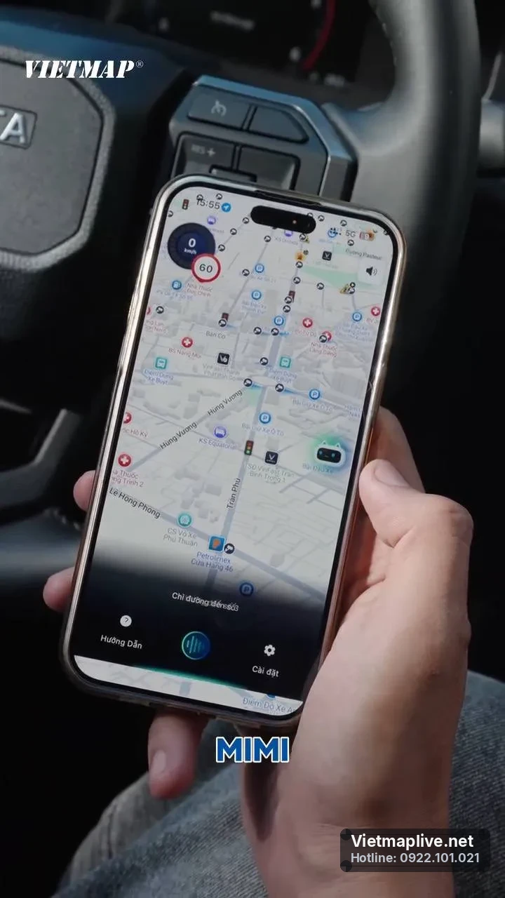 Điện thoại hiển thị các biển báo giao thông và thời gian hiệu lực trên VietMap Live.
