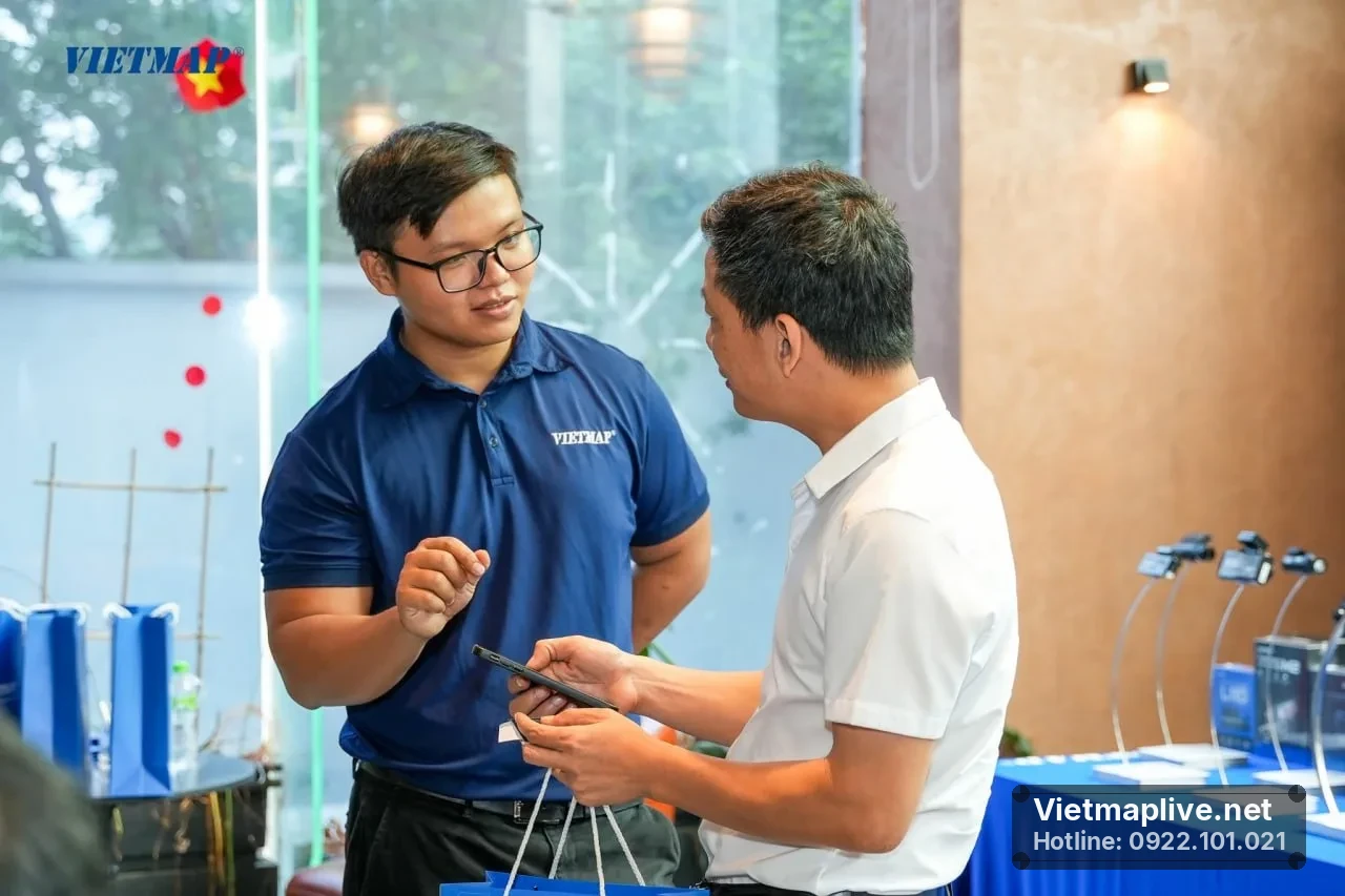 Nhân viên VietMap hỗ trợ khách hàng sử dụng ứng dụng